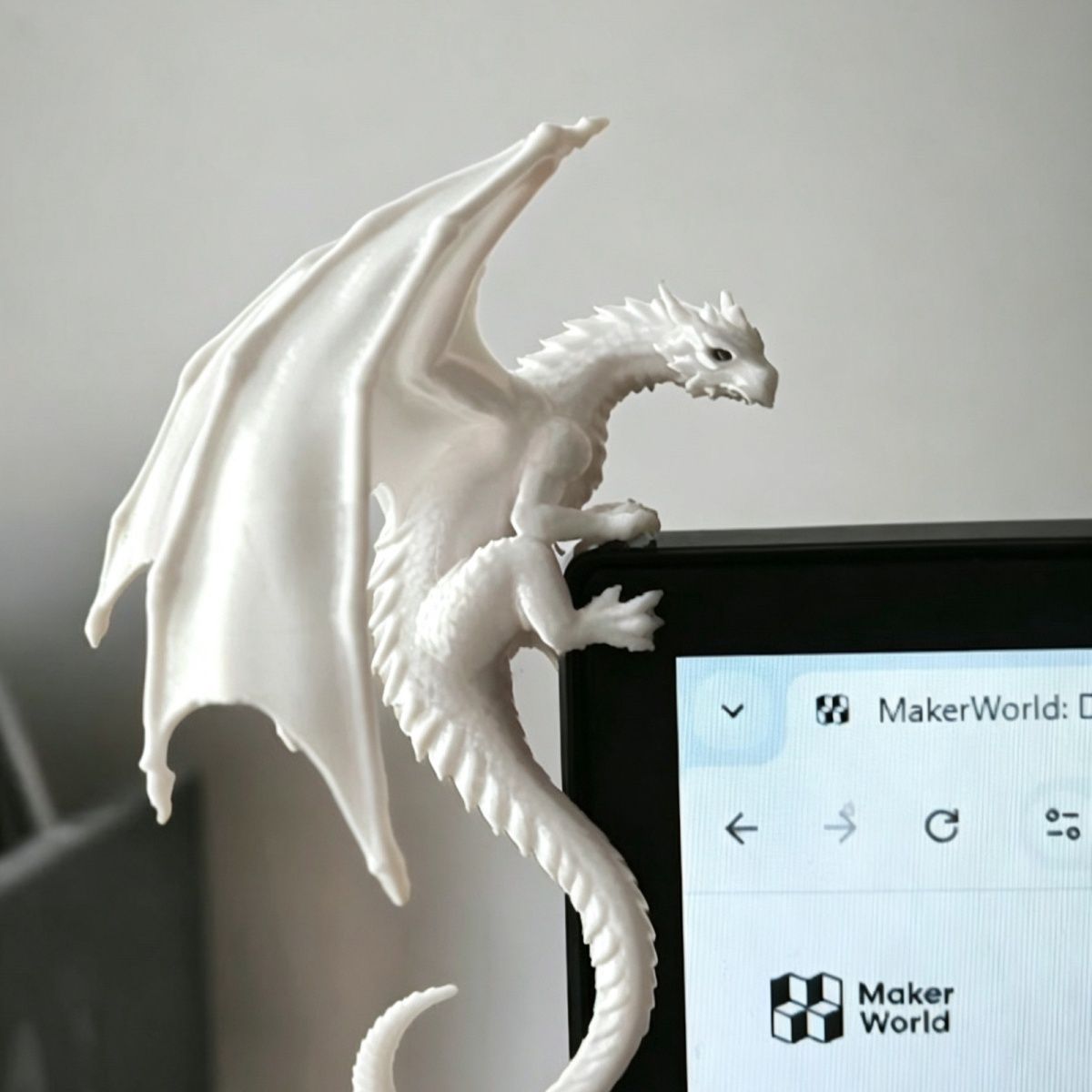 Fajna figurka smoka leżącego n – Gaming Accessories Desktop recenzja i cena