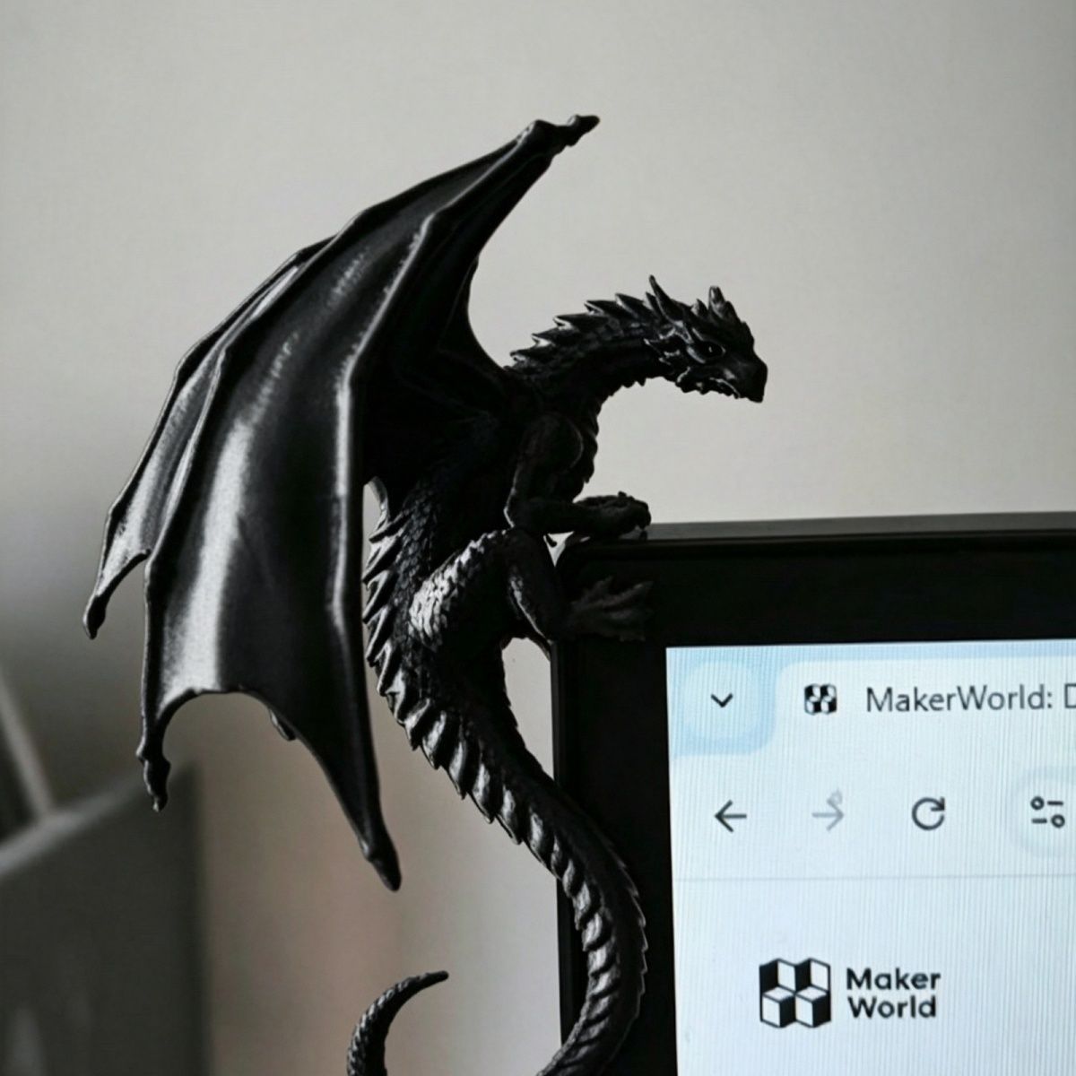 Fajna figurka smoka leżącego n – Gaming Accessories Desktop recenzja i cena